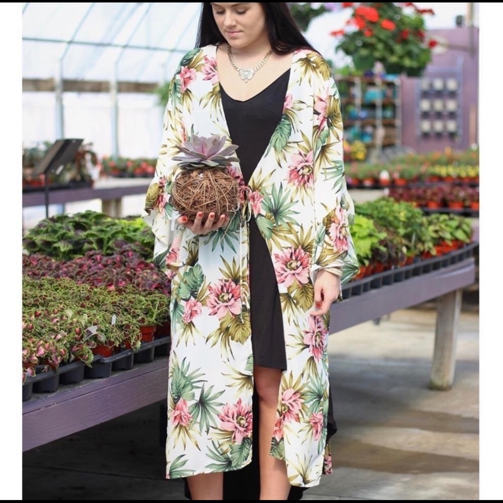 💛NWT, Boutique Floral Print Kimono